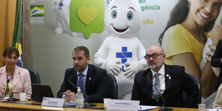 Covid-19: governo libera quarta dose para maiores de 40 anos