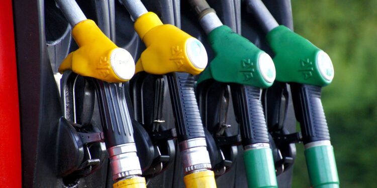 Preço do litro da gasolina já caiu R$ 0,12 em média; veja variação por estado