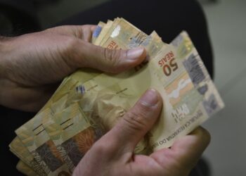 Promulgada lei que fixa o valor do salário mínimo em R$ 1.212