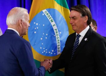 Bolsonaro pediu ajuda a Biden contra Lula nas eleições, diz Bloomberg