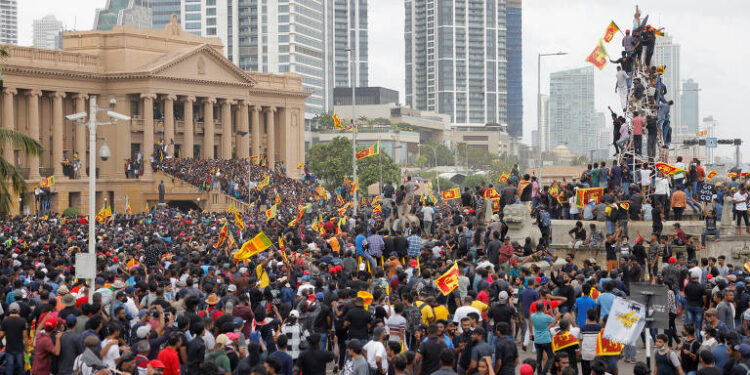 Milhares invadem residência do presidente do Sri Lanka em meio a caos econômico