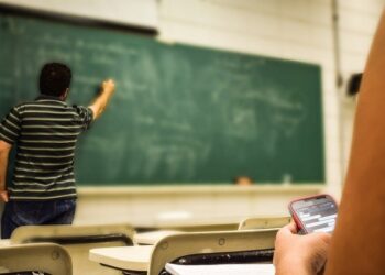 34% dos estudantes estão com dificuldade de controlar emoções, diz pesquisa