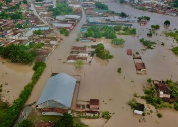 Cheias de rios deixam 2 mortos e expulsam 40 mil de casa em Alagoas