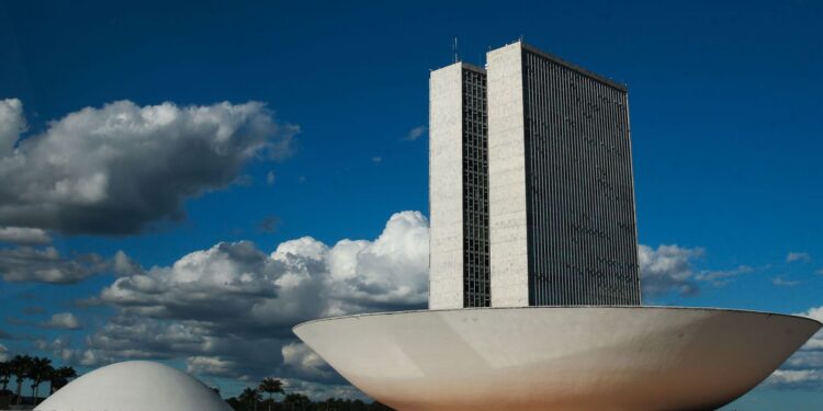 Câmara aprova em 1º turno PEC do piso salarial para enfermagem