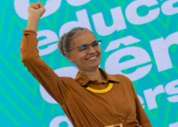 Marina Silva se lança a deputada, critica Bolsonaro e recebe Haddad no palco