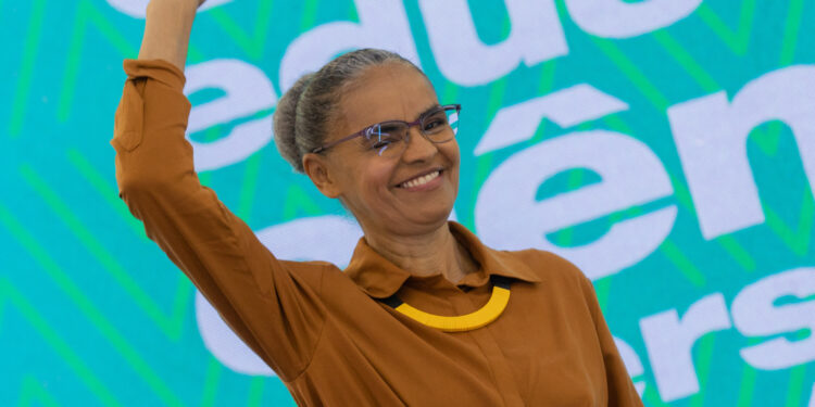 Marina Silva se lança a deputada, critica Bolsonaro e recebe Haddad no palco