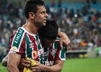 Flu faz 4 a 0 no Corinthians com gols de Fred e Cano e sobe no Brasileirão