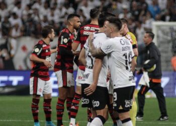 Corinthians vence Flamengo com gol contra de Rodinei e encosta no topo da tabela
