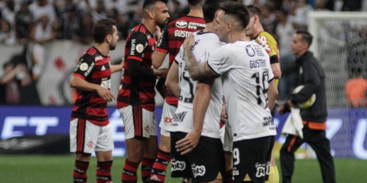 Corinthians vence Flamengo com gol contra de Rodinei e encosta no topo da tabela