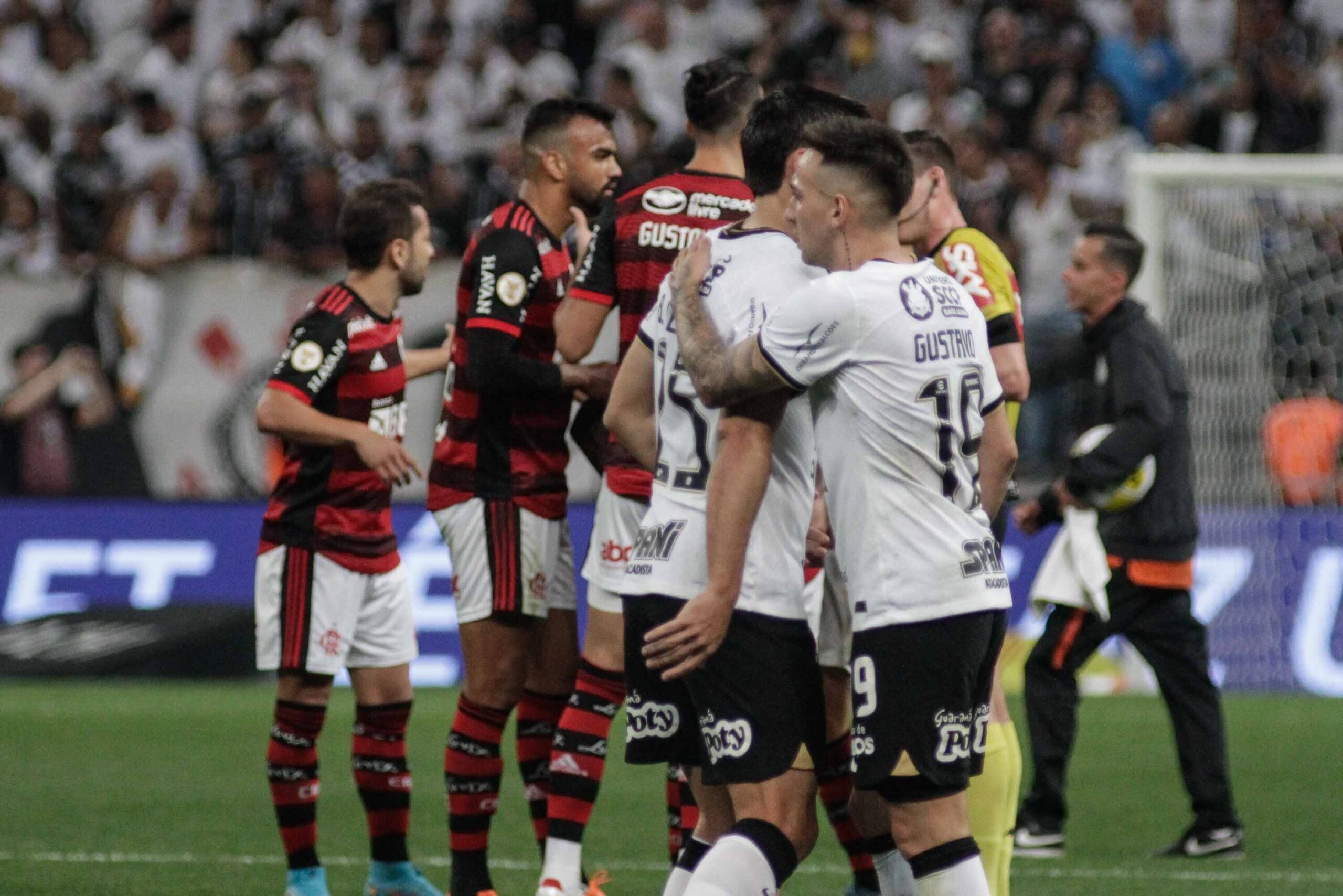 Du Queiroz com o domínio da bola em jogo contra o Flamengo