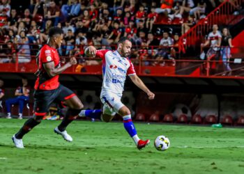 Fortaleza bate Atlético-GO por 1 a 0 e sai da lanterna do Brasileirão