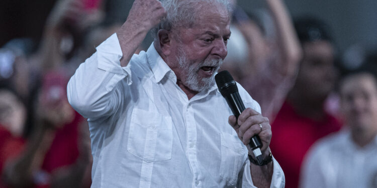 Lula chama Bolsonaro de troglodita em evento no Ceará