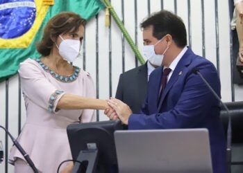 Evandro Leitão retira pré-candidatura e anuncia apoio a Izolda Cela