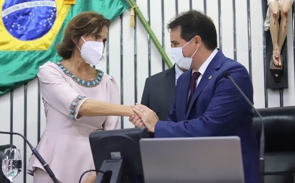 Evandro Leitão retira pré-candidatura e anuncia apoio a Izolda Cela