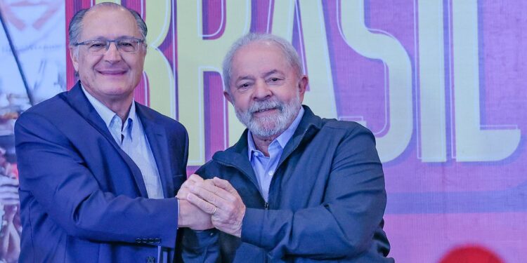 PT oficializa candidatura de Lula e já traça planos para 2º turno contra Bolsonaro