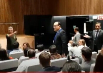 Presidente da Funai é chamado de miliciano por indigenista e deixa evento na Espanha