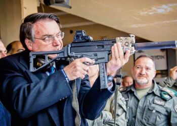 Número de pistolas liberadas pela PF dobra no país após flexibilizações de Bolsonaro