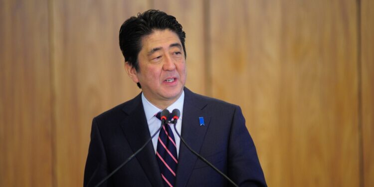 Ex-premiê do Japão, Shinzo Abe morre após ser atingido por tiros, diz TV