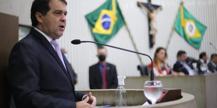 Evandro Leitão destaca serviços da Alece para a população em balanço