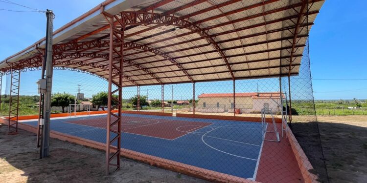 Prefeitura do Aracati reinaugura quadra poliesportiva do Tabuleiro do Cabreiro