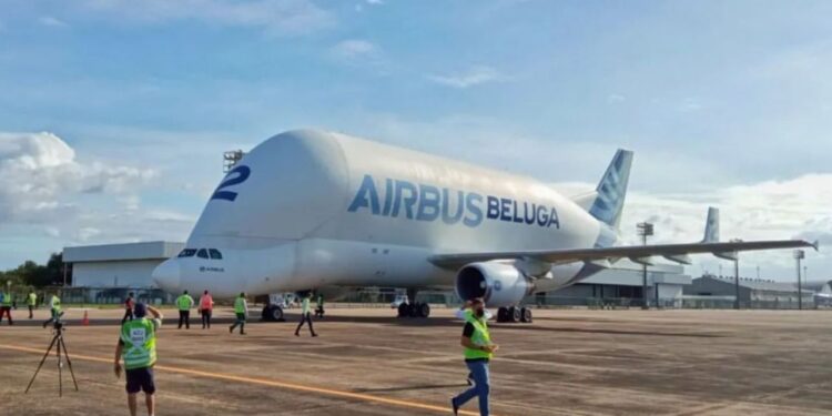 Avião ‘baleia’ Beluga da Airbus pousa em Fortaleza, em 1ª viagem ao Brasil