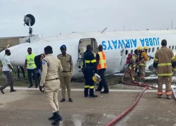 Avião ‘aterrissa de ponta-cabeça’ em acidente na Somália, e 30 sobrevivem