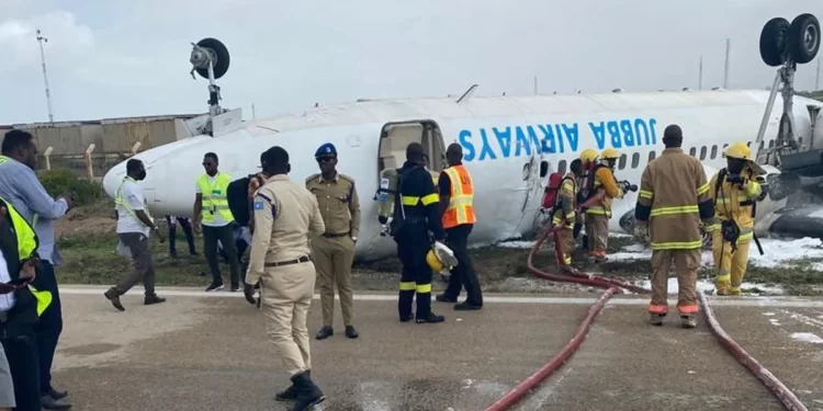 Avião ‘aterrissa de ponta-cabeça’ em acidente na Somália, e 30 sobrevivem