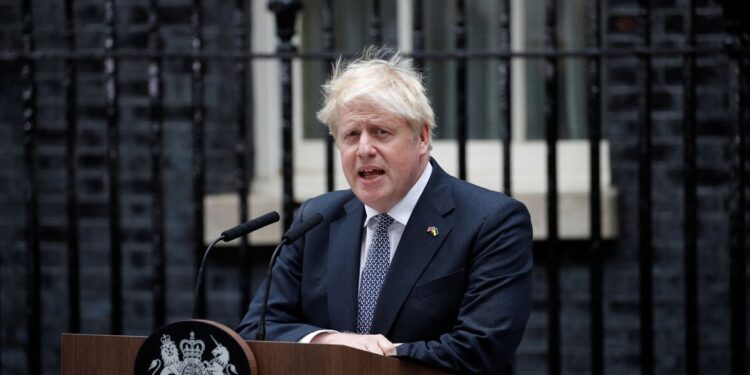 Boris Johnson renuncia ao cargo de premiê britânico após escalada de crises