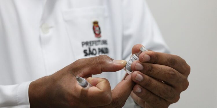 Brasil registra 56,4 mil novos casos e 346 óbitos por covid-19