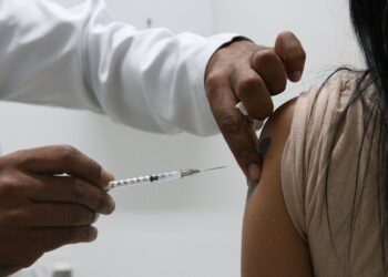 “Doses de reforço contra covid-19 salvam vidas”, diz especialista