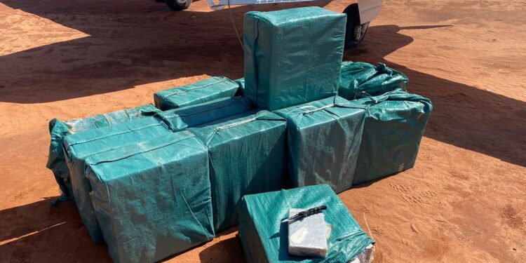 FAB intercepta avião com 500 quilos de cocaína