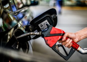 Preço médio da gasolina cai R$ 0,90 no país em três semanas