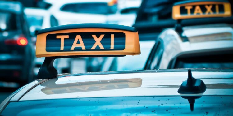 Auxílio para taxistas e caminhoneiros começa a ser pago em agosto