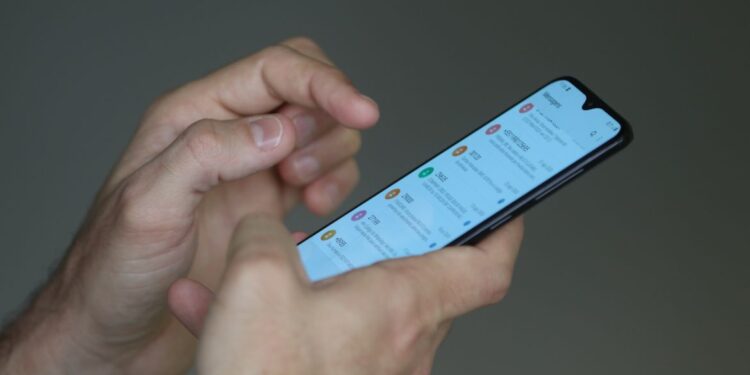 Anatel faz consulta pública para padronizar carregadores de celular