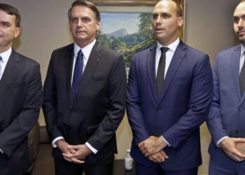 Metade do patrimônio do clã Bolsonaro foi comprada em dinheiro vivo