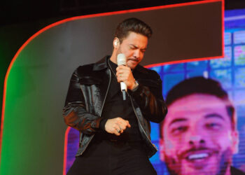 Wesley Safadão já dá ‘uns pulinhos’ no palco após passar por cirurgia