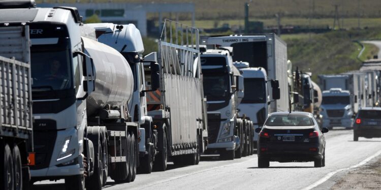 Caminhoneiros já podem fazer autodeclaração para receber benefício