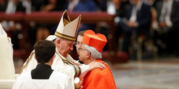 Papa Francisco empossa 20 novos cardeais