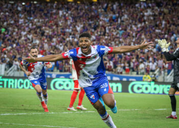 Fortaleza faz 3 a 0 no Inter com um a menos e ganha fôlego no Brasileiro