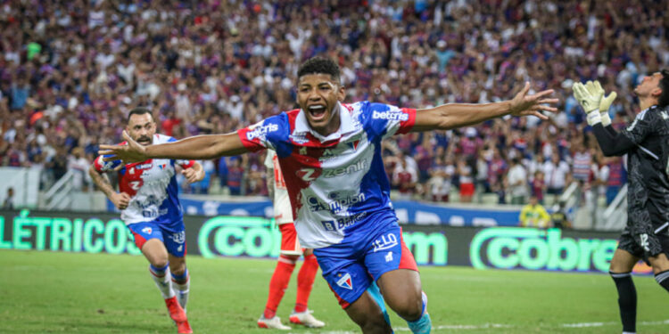 Fortaleza faz 3 a 0 no Inter com um a menos e ganha fôlego no Brasileiro