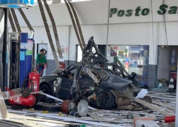 Carro explode durante abastecimento em posto de São Pedro da Aldeia no RJ