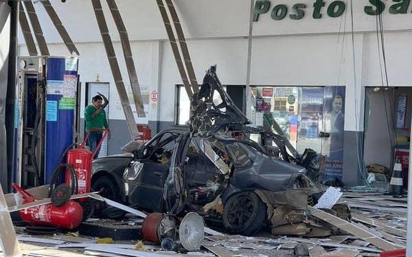 Carro explode durante abastecimento em posto de São Pedro da Aldeia no RJ