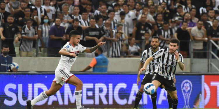 São Paulo passa pelo Ceará nos pênaltis e vai à semifinal da Sul-Americana