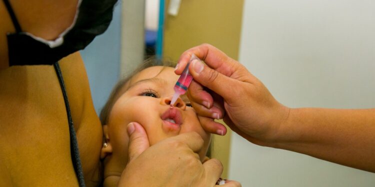 Vacinação contra a poliomielite começa nesta segunda no país