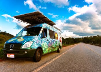 Primeiro cinema itinerante movido a energia solar do Brasil retorna a Aracati com sessões gratuitas