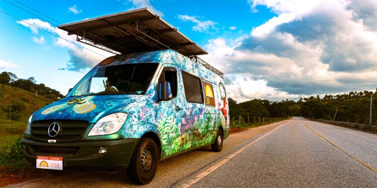 Primeiro cinema itinerante movido a energia solar do Brasil retorna a Aracati com sessões gratuitas