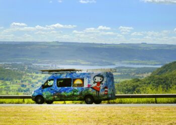 CineSolar, primeiro cinema itinerante movido a energia solar do Brasil, retorna a Aracati com sessões gratuitas hoje (10)