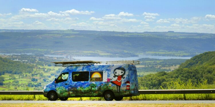 CineSolar, primeiro cinema itinerante movido a energia solar do Brasil, retorna a Aracati com sessões gratuitas hoje (10)