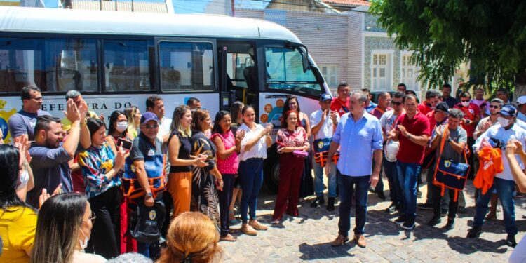 Aracati reequipa UBSs e Agentes de Saúde e recebe novo ônibus para hemodiálise