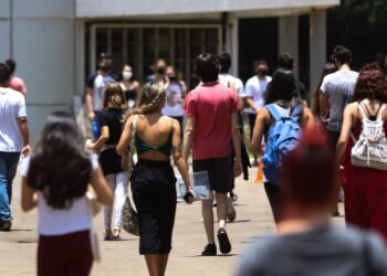 Mais de 9 mil estudantes recebem hoje Bolsa Permanência
